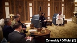 Președintele ucrainean Volodimir Zelenski, întâlnindu-se cu prințul moștenitor Mohammed bin Salman Al Saud, în timpul unei vizite în Arabia Saudită, pe 27 martie