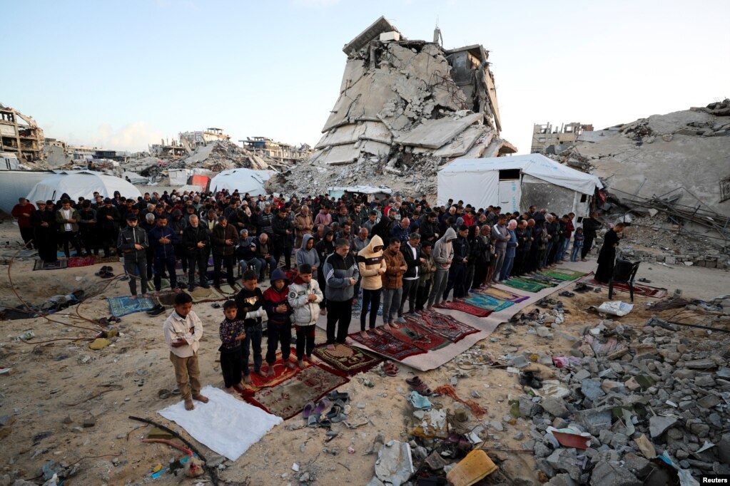 Myslimanët palestinezë marrin pjesë në namazin e Fitër Bajramit në Xhabalia, në veri të Rripit të Gazës, 30 mars.