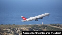 Самолет Boeing 777-200ER российской авиакомпании Nordwind Airlines взлетает в аэропорту Симона Боливара в Каракасе