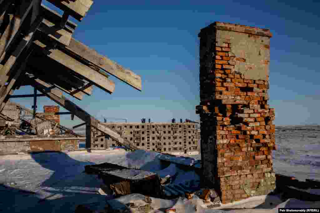 A decaying roof in the town of Yurshor