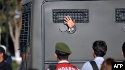 Jedan od pritvorenih u slučaju "Ergenekon" maše iz policijskog vozila, 5. avgust 2013.