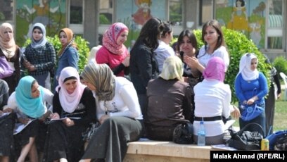 طالبات الجامعات العراقية أزياء والوان