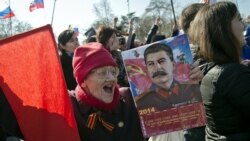 Жінка тримає календар із зображенням Йосипа Сталіна. Севастополь, 18 березня 2014 року