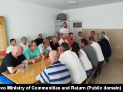 Ministri në detyrë për Komunitete dhe Kthim i Kosovës, Nenad Rashiq, takohet me banorët të Leshakut.