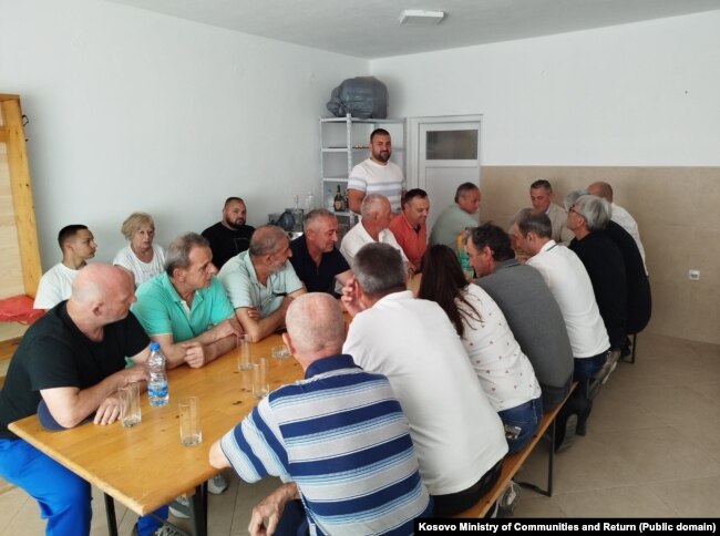 Ministri në detyrë për Komunitete dhe Kthim i Kosovës, Nenad Rashiq, takohet me banorët të Leshakut.