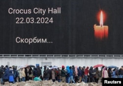 Un memorial improvizat pentru victime în fața Crocus City Hall