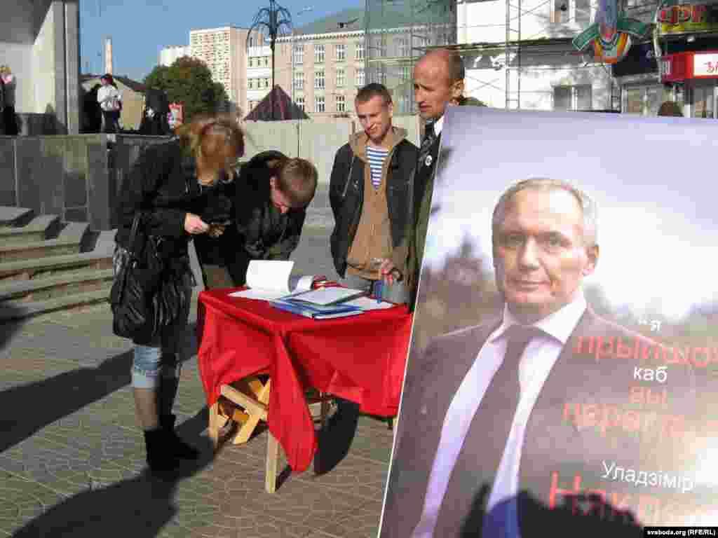 Пікет па зборы подпісаў за Някляева ў Менску.