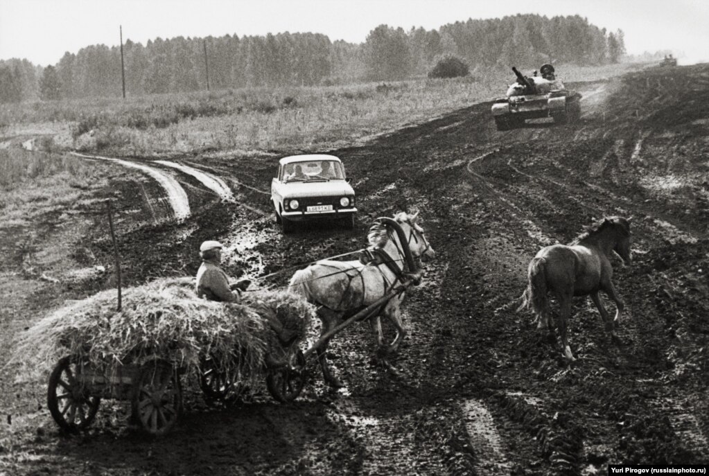 Российские перекрестки в 1991 году. Когда фотография появилась в российских социальных сетях, один из комментаторов заметил: &ldquo;Не хватает только медведя&rdquo;