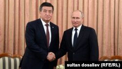 Kyrgyz President Sooronbai Jeenbekov (left) and Russian President Vladimir Putin pose for a photo in Dushanbe in September.