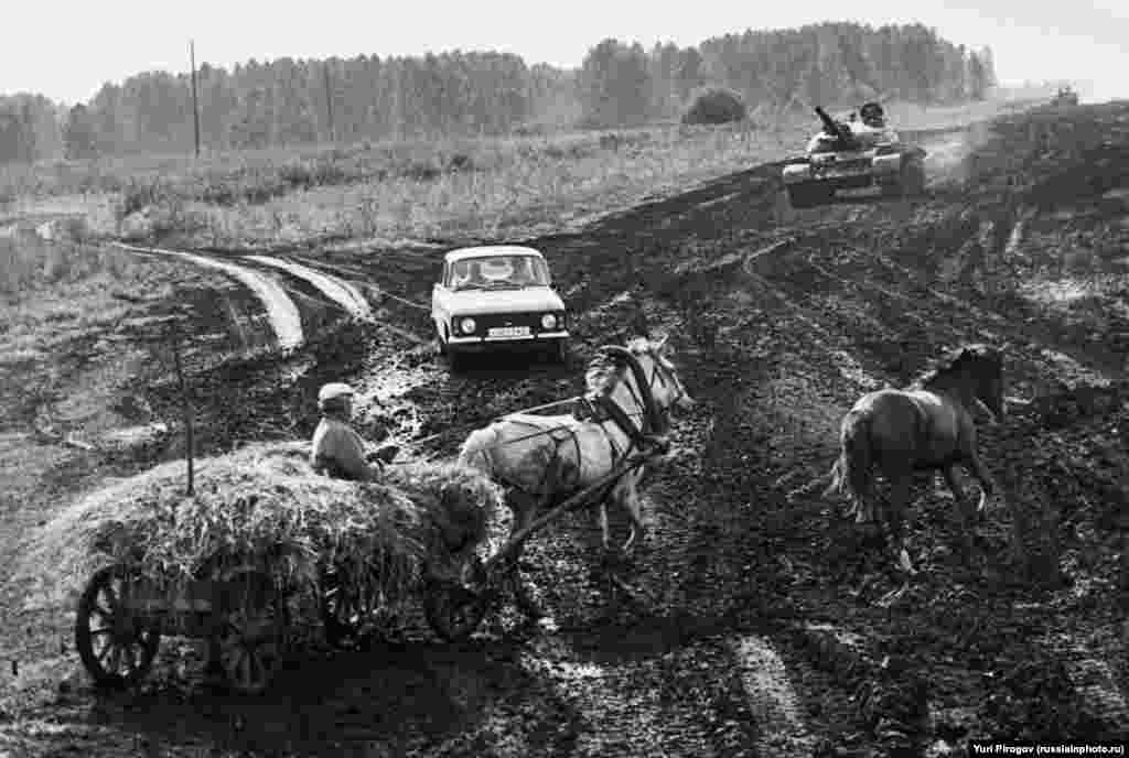 Orosz utak 1991-ben. Miután a kép felkerült az orosz közösségi médiába, az egyik kommentelő azt írta, &quot;már csak egy medve hiányzik&quot;.