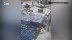 Кори муҳоҷирон дар ошёнаи 11-ум дар ҳавои сард вале бо фазои гарм