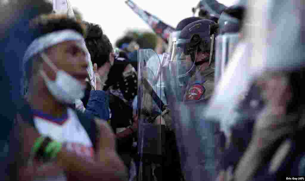 Демонстранти віч-на-віч з офіцерами поліції в місті Остін, штат Техас. 4 червня 2020 року. Відео від 25 травня, 2020 року, на якому видно як поліцейський став коліном на горло неозброєного афроамериканця Джорджа Флойда, внаслідок чого той помер &ndash; викликало хвилю протестів у США та в світі.