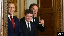 Președintele României, Nicușor Dan (centru), sosind alături de omologul său polonez, Karol Nawrocki, și secretarul general al NATO, Mark Rutte, la o conferință de presă la Palatul Cotroceni, după summit-ul B9, la București, pe 13 mai 2026