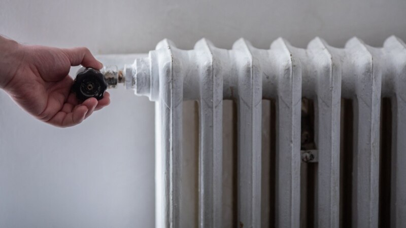 Bolnavi care îngheață în spitale, bucureșteni fără apă caldă. Frigul din octombrie a luat prin surprindere autoritățile