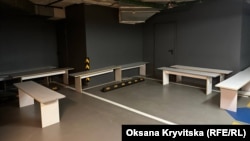 Лави в укритті, облаштованому на паркінгу торговельного центру Gulliver. Київ, 13 вересня 2026 року