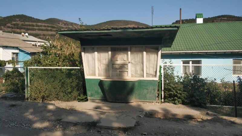 Одинокий неработающий киоск в селе Приветное | Крымское фото дня