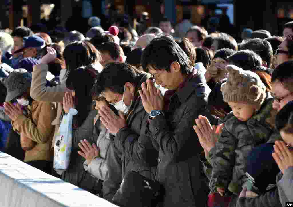 مردم ژاپن در حال نیایش به مناسبت رسیدن سال نو، توکیو