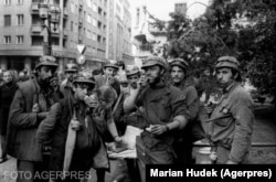 Mineri adunați în centrul Bucureștiului în timpul Mineriadei din 13-15 iunie 1990