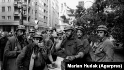 Miile de mineri, instigați să vină la București pe 13 iunie-15 iunie 1990 au devastat Universitatea, Institutul de Arhitectură, sediile principalelor partide de opoziție, au bătut, violat, neoficial s-au înregistrat peste 100 de morți. Manifestația maraton din Piața Universității, începută pe 22 aprilie 1990, a fost bătălia între perestroika dorită de FSN și democrația de tip occidental cerută în Decembrie 1989. Pe termen scurt, au câștigat post-comuniștii.