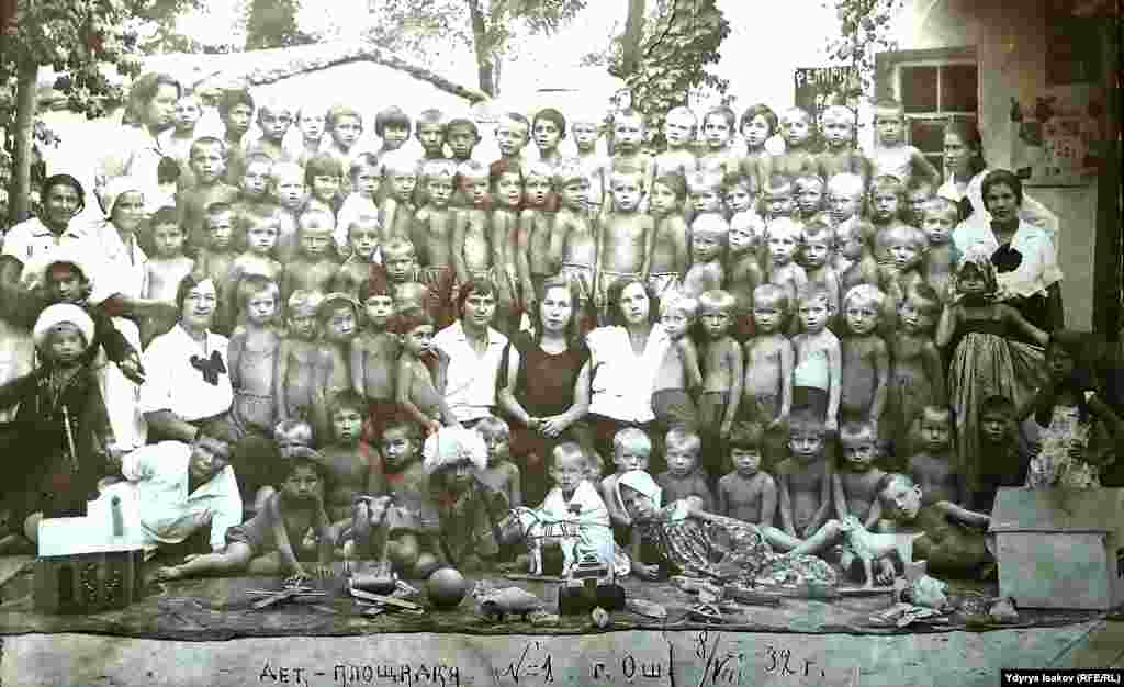 Четырехлетний Чингиз в нижнем ряду пятый слева. Он был одним из немногих кыргызских детей.