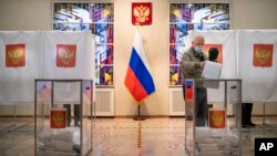 Državljanin Rusije glasa na parlamentarnim izboroma u ruskoj ambasadi u Viljnusu, Litvanija, u nedelju, 19. septembra 2021. godine (ilustrativna fotografija)