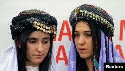Ламийя Аджи Башар (слева) и Надиа Мурад Баси в Европарламенте 13 декабря 2016 года, Страсбург