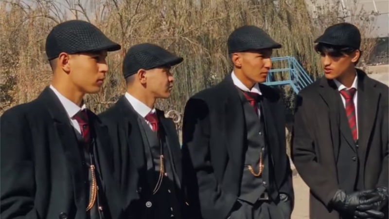Talibanët i arrestojnë djemtë që vishen si personazhet e Peaky Blinders në Afganistan