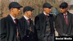 „Așa nu!”, le spun talibanii afgani celor care copiază moda occidentală.
