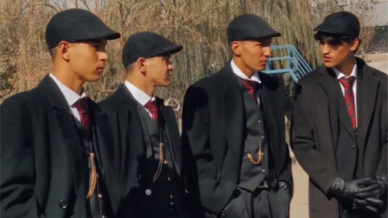 Talibanii afgani arestează bărbații îmbrăcați ca în serialul Peaky Blinders. „Promovează cultura străină”