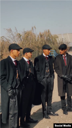 Момчињата биле видени на улиците на населбата Херат со рамни капи, костуми, ракавици и долги капути