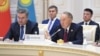 Бывший президент Казахстана Нурсултан Назарбаев (справа) и министр иностранных дел Мухтар Тлеуберди в Ташкенте на Консультативной встрече глав государств Центральной Азии. 29 ноября 2019 года.