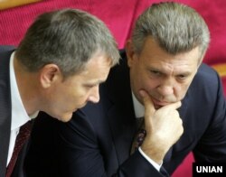 Депутати Вадим Колесніченко (ліворуч) і Сергій Ківалов на засіданні парламенту, 24 травня 2012 року
