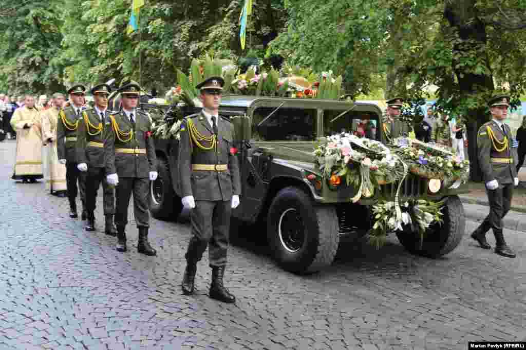 Труну з тілом блаженнішого Гузара везли військовим автомобілем, прикрашеним живими квітами і вінками з живих квітів