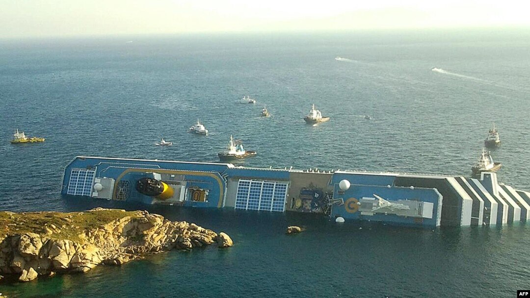 Лайнер Costa Concordia после катастрофы. 14 января 2012 