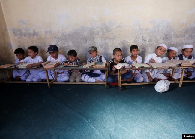 Djemtë afganë duke lexuar Kuranin në një medrese në Kabul.