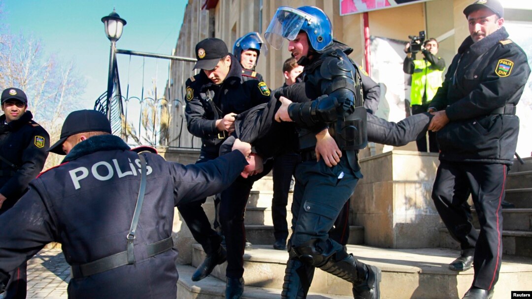 Arxiv foto: Polis İsmayıllı rayonunda aksiyaçılardan biri saxlayır. 24 yanvar, 2013