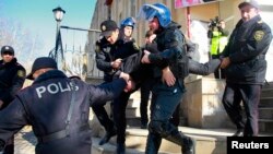 Arxiv foto: Polis İsmayıllı rayonunda aksiyaçılardan biri saxlayır. 24 yanvar, 2013