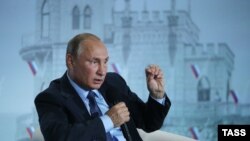 Володимир Путін на «Форумі дій. Крим» в Ялті