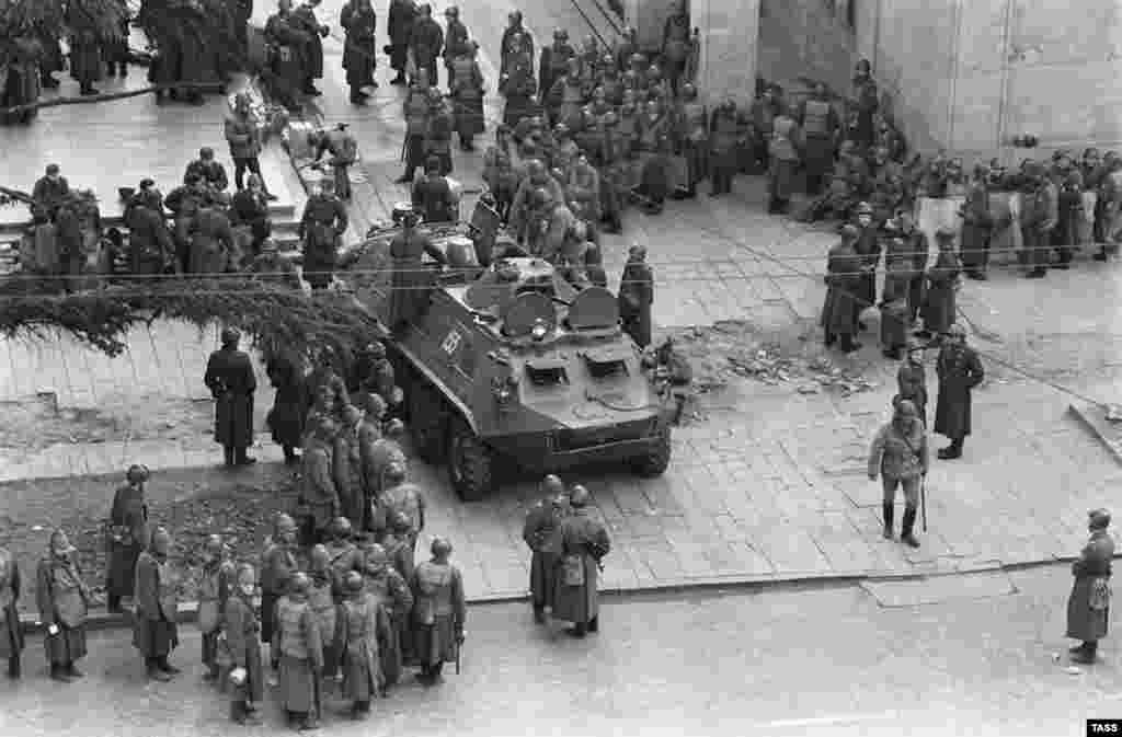 Soviet troops stand guard on Tbilisi&#39;s Rustaveli Avenue on April 11.