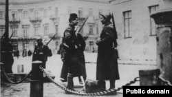Французькі патрулі охороняють французьку зону Одеси, обмежену портом і Миколаївським бульваром. Зима 1918-1919 років