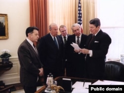 George Shultz, al doilea din stânga, alături de fostul secretar al Apărării, Caspar Weinberger, procurorul general Ed Meese și Don Regan, șeful de cabinet al președintelui american Ronald Reagan (dreapta), în Biroul Oval