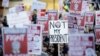 Противники Трампа протестуют у его отелей в США