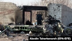 لاشههای سقوط طیاره مسافربری اوکراینی در تهران