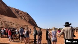 Turisti u redu za penjanje na Uluru