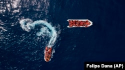 Мігрантаў ратуюць ля ўзбярэжжа Лівіі, адкуль яны на перапоўненых надзіманых лодках спрабуюць дабрацца Эўропы, 6 чэрвеня 2018