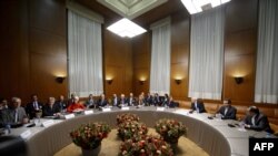 مذاکرات کارشناسی برای نحوه عمل به توافق‌نامه سوم آذر ماه در ژنو برپا شده است (در عکس: مقام‌های ارشد مذاکره‌کننده در آن تاریخ)