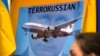 Илустрација, демонстранти со транспарент против рускиот претседател Владимир Путин по уривањето на патнички авион во 2014 година 
