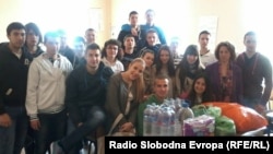 Ученици од Охрид донираат помош за настраданите во поплавите во Србија и БиХ.