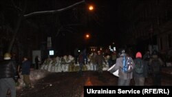 Протестувальники будують барикаду на Городецького побіля будівлі Мінюсту