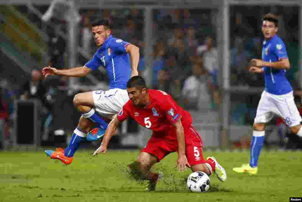 İtaliya-Azərbaycan oyunundan epizod: Alessandro Florenzi (solda) Elnur Allahveriyeva qarşı